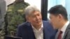 Кой-Таш окуясы боюнча соттук отурум. 3-март, 2020-жыл. Мурдагы президент Алмазбек Атамбаев жана адвокат Замир Жоошев.
