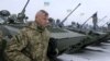 Ілюстраційне фото. Українські військовослужбовці під час церемонії передачі армії зброї, військової техніки та літаків на військовому аеродромі під Житомиром, 5 січня 2015 року