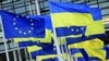 Európai uniós és ukrán zászlók az Európai Parlament strasbourgi központja előtt 2022. március 7-én