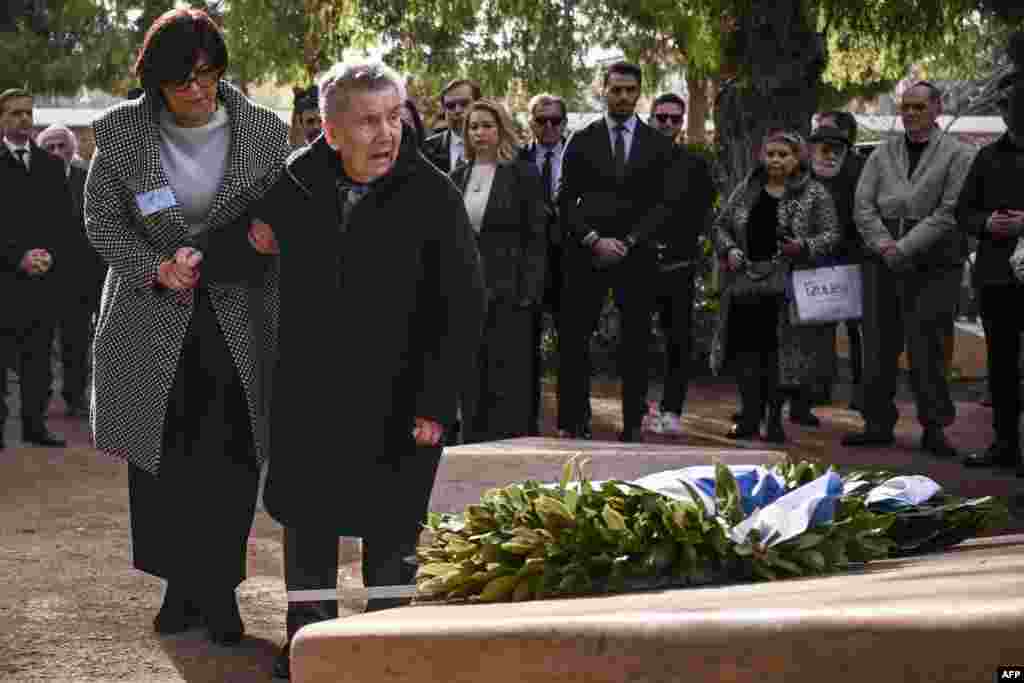 Supraviețuitorul Holocaustului Naki Bega, de 96 de ani, aduce un omagiu la memorialul din Atena al victimelor, pe 27 ianuarie 2025.&nbsp;