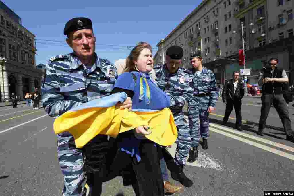 У Москві поліція затримала активістів, які розгорнули український прапор і співали гімн України, 1 травня 2014 року. БІЛЬШЕ ПРО ЦЕ