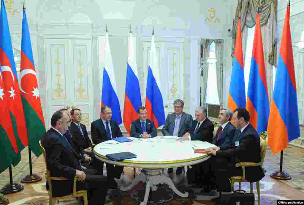 Россия -- Трехсторонняя встреча президентов России, Армении и Азербайджана в Казани, 24 июня 2011 - Russia -- Trilateral meeting of Russian, Armenian and Azerbaijani presidents in Kazan, 24Jun2011
