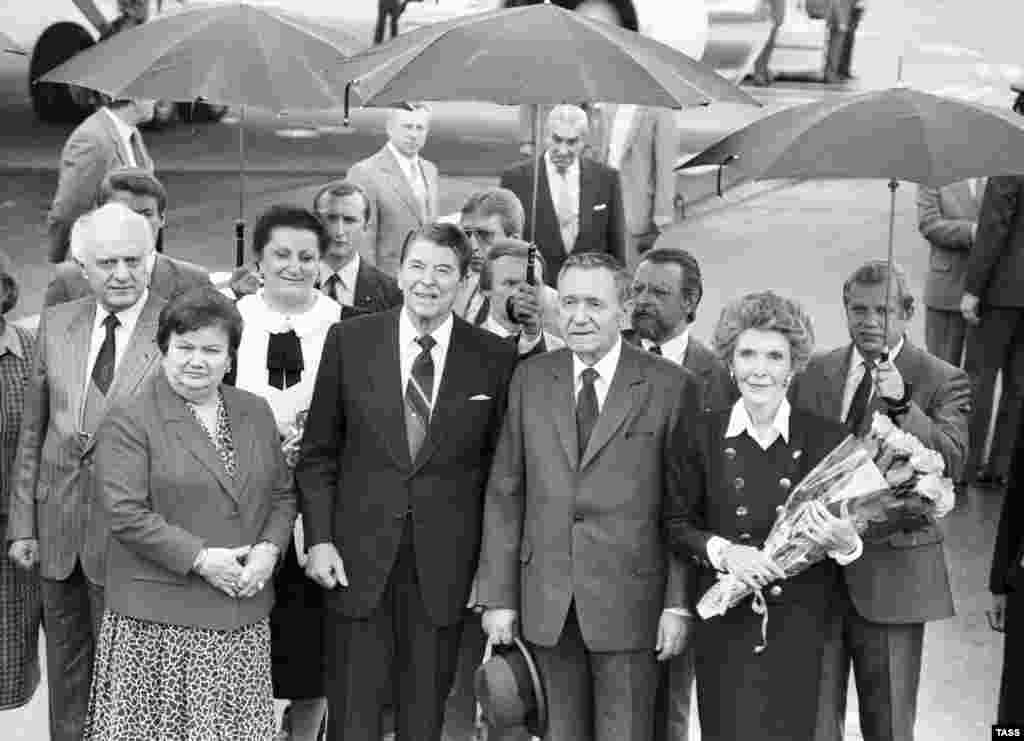 Soweteriň daşary işler ministri Eduard Şewardnadze we beýleki resmiler ABŞ-nyň prezidenti Ronald Reýgany we onuň aýaly Nansi Reýgany Moskwanyň aeroportynda garşylaýarlar. 1988 ý.