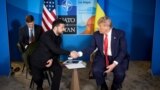 ABŞ-nyň prezidenti Donald Tramp (sagda) we Ukrainanyň prezidenti Wolodymyr Zelenski 