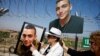 Близки на освободения Идън Алекзандър държат негови снимки на границата между Израел и Ивицата Газа, 12 май 2025 г.