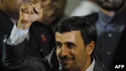 "Döwlet çuňa giden içki bölünişikler we baş ruhy lider Aýatolla Hameneýi bilen prezident Mahmud Ahmedinejada wepaly güýçleriň arasynda gidýän häkimiýet dawasy bilen-de ýüzbe-ýüz gurýar".