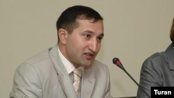 Сотрудник газеты «Бизим йол» и руководитель сайта Moderator.az Парвиз Гашимли