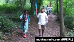 بلوڅ فعالان د جرمني په یو ځنګل کې د مزل پر مهال (عکس: نوبت مری)