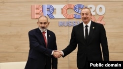 Ermenistanyň premýer-ministri Nikol Paşinýanyň (çepde) we Azerbaýjanyň prezidenti Ylham Alyýew (sagda) özara duşuşygynda. (faýl suraty)