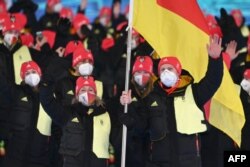 Знаменосецът Франческо Фридрих води германската делегация при откриването на Зимните олимпийски игри в Пекин, 4 февруари 2022 г.