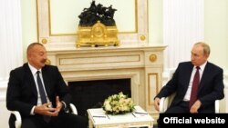 Президенты России и Азербайджана - Владимир Путин (справа) и Ильхам Алиев