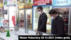 Serdar Berdymuhamedow azyk dükanyndaky assortimenti gözden geçirýär. 2021-nji ýylyň 20-nji dekabry (Türkmenistanyň döwlet telewideniýesiniň habaryndan alnan surat)