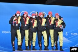 Йоханес Лохнер и Флориан Бауер (отляво надясно) позират със сребърните си медали до шампионите Франческо Фридрих и Торстен Маргис, както и бронзовите медалисти Кристоф Хафер и Матиас Зомер.
