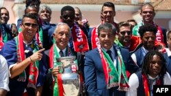 Cristiano Ronaldo și președintele Portugaliei, Marcelo Rebelo de Sousa, alături de echipa victorioasă la Euro 2016 