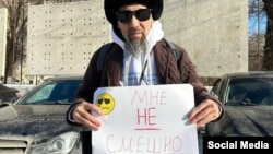 Незрячий активист Мусагали Дауылов проводит пикет в Актобе. 21 января 2025 года. Фото Oyan, Qazaqstan