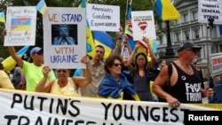 Protest podrške Ukrajini u Vašingtonu pre sastanka predsednika SAD Donalda Trampa, ukrajinskog predsednika Volodimira Zelenskog i evropskih lidera u Beloj kući, 18. avgust 2025.