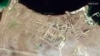 Imagine din satelit cu un convoi militar la lacul Donuzlav din Crimea. (Satellite image ©2022 Maxar Technologies via AP)