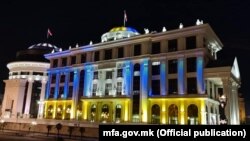 Ministria e Jashtme maqedonase në Shkup u ndriçua me ngjyrat e flamurit ukrainas në mbështetje të popullit të Ukrainës kundër agresionit rus më 24 shkurt 2022.
