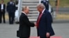 Президент США Дональд Трамп (справа) приветствует президента России Владимира Путина на взлетно-посадочной полосе после их прибытия на объединенную базу Элмендорф-Ричардсон в Анкоридже, Аляска, 15 августа 2025 года