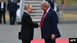 Владимир Путин (слева) и Дональд Трамп