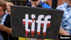 Протестующие против показа фильма "Русские на войне" на канадском фестивале, 10 сентября 2024 года