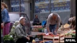 Mnogi penzioneri preživljavaju i od prodaje malo povrća iz vrta.