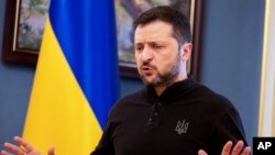 Ukrainanyň prezidenti Wolodymyr Zelenski 19-njy fewralda geçirilen metbugat ýygnagynda çykyş edýär.