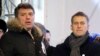 Орус оппозициясынын лидерлери Борис Немцов менен Алексей Навальный Москвадагы митингде, 24-декабрь, 2011-жыл.