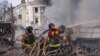 Число погибших из-за ракетного удара РФ по центру Сум выросло до 32, среди них двое детей