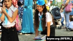 Перший дзвоник у Бахчисарайській школі з кримськотатарською і російською мовами навчання