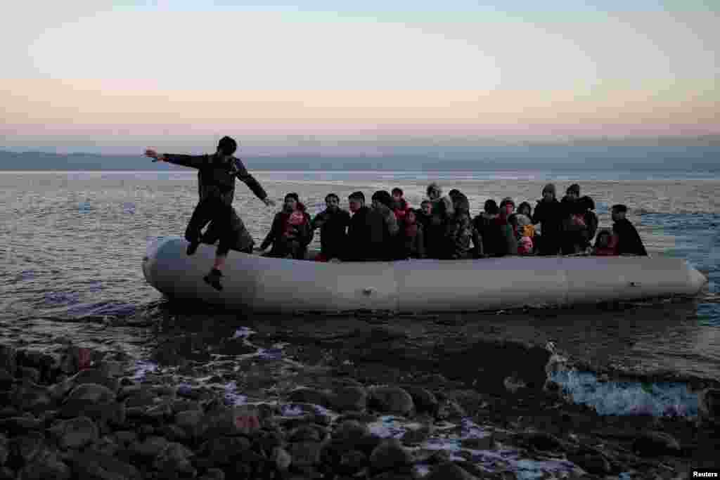 Migrantët arrijnë kryesisht me anije nga Turqia në bregdetin grek.&nbsp;