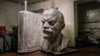 Когда международная пресса <a href="http://www.independent.co.uk/news/world/europe/lenin-statues-removed-soviet-union-russia-crimea-ukraine-bolshevik-communist-petro-poroshenko-a7903611.html" target="_blank">сообщила</a>, что в Украине демонтирован последний памятник Ленину, фотограф Нильс Акерман скептически покачал головой: &quot;Объявление о том, что снесли последний памятник Ленину, было сделано еще в декабре 2016-го, так что я думаю, это сообщение появилось сейчас, чтобы провести параллель с тем, что <a href="https://dce4jti91ijgs.cloudfront.net/a/usa-today-charlottesville/28684693.html" target="_blank">происходит в США</a>&quot;.