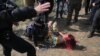 На українсько-польському кордоні поліція затримала активістку Femen (відео)