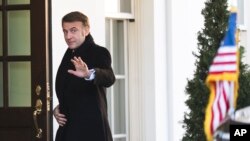 Макрон у входа в Белый дом