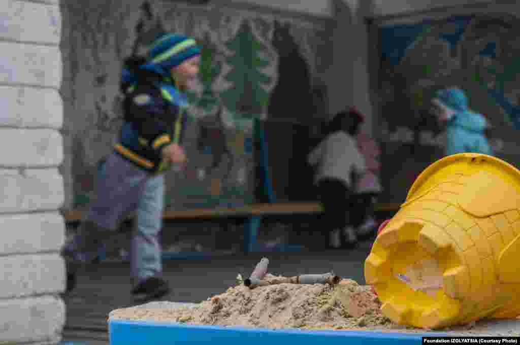 Діти бавляться на ігровому майданчику в Мар'їнці