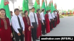 Köpçülikleýin çäresine mejbury gatnaşdyrylýan talyplar.