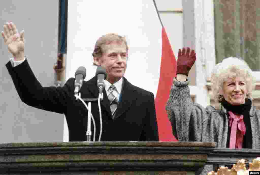 1989-njy ýylyň 29-njy dekabrynda Waslaw Hawel Çehoslowakiýanyň täze prezidenti bolup saýlanmagynyň yzýany öz aýaly Olga bilen Praga köşgünde raýatlar bilen duşuşýarlar.&nbsp; &nbsp;