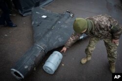 Український офіцер показує термобаричний заряд зі збитого безпілотника