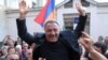 Родные и друзья встречают вышедшего на свободу Сасуна Микаеляна, 27 мая 2011 г.