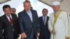 Президент Казахстана Нурсултан Назарбаев рассматривает макет будущей мечети в Астане. Астана, 29 июля 2009 года. 