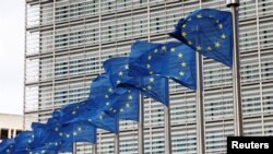 Zastave EU ispred sjedišta Evropske komisije u Briselu
