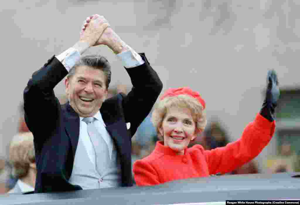 Prezident Ronald Reýgan bilen ilkinji hanym Nensi 1981-nji ýylyň 20-nji ýanwarynda kasam kabul ediş dabarasyndan soň, halk köpçüligini limuzin maşyndan gutladylar. Reýgan Ak tamda iki möhleti geçirdi. &nbsp;