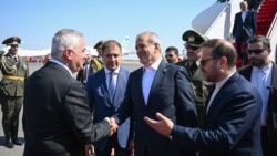 Հայաստանի փոխվարչապետ Մհեր Գրիգորյանը «Զվարթնոց» օդանավակայանում դիմավորում է Իրանի նախագահ Մասուդ Փեզեշքիանին, Երևան, 18-ը օգոստոսի, 2025թ. 