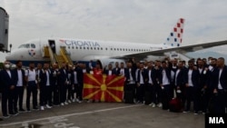 Македонската фудбалска репрезентација, од аеродромот во Скопје, замина за Букурешт, каде за првпат ќе настапи на Европско првенство