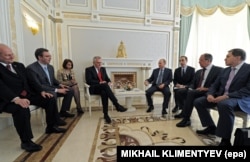 2013-nji ýylyň maýynda Serbiýanyň şol wagtky prezidenti Tomislaw Nikoliç (çepden dördünji) bilen Russiýanyň Soçidäki döwlet rezidensiýasynda geçirilen duşuşykda Dmitri Iordanidi (sagdan üçünji) prezident Wladimir Putin bilen daşary işler ministri Sergeý Lawrowyň arasynda otyr.