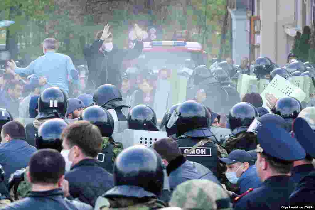 Атайын бөлүктүн кызматкерлери карантинге каршы митингге чыккандарды таратууга аракет кылууда. Владикавказ, Орусия. 20-апрель, 2020-жыл. 