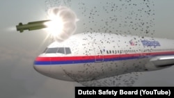 Buk raketasy Malaýziýanyň MH17 uçarynyň golaýynda partlaýar.