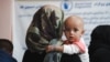 Ana qızı ilə birlikdə Ümumdünya Ərzaq Proqramının dəstəyi altında olan Baqrami klinikasında.