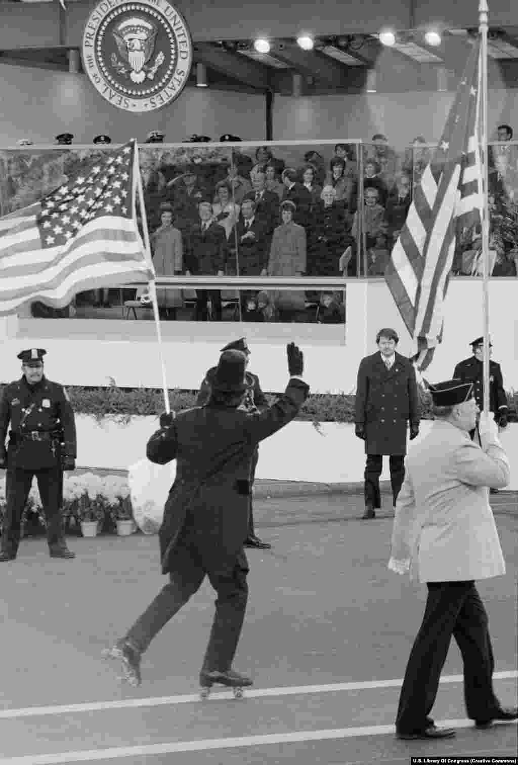 Inaugurasiýa dabarasyna aýagy tigirli gatnaşyjy 1977-nji ýylyň 20-nji ýanwarynda, prezident Jimmi Kartere salam ýollaýar. &nbsp;