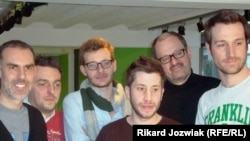 Sedrik Koderlier krijoi një faqe në internet të quajtur “Mjekra për Belgjikën”, ku burra e gra i dërgojnë fotografitë e tyre me mjekër.